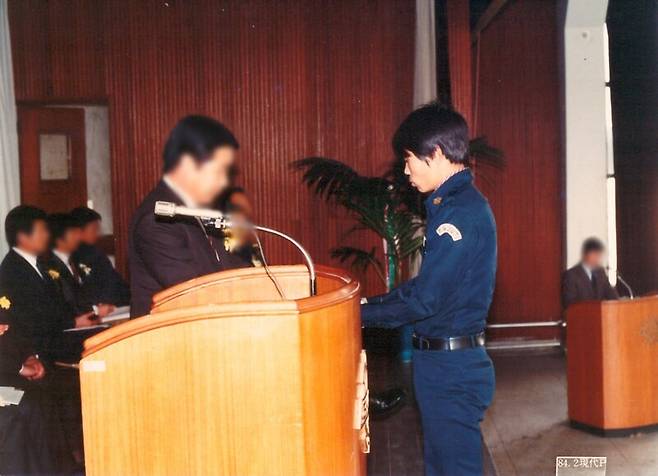 1980년대 초반, 고교 학력을 인정해줬던 한독부산직업훈련원 졸업식에서 한 청년이 상장을 받고 있다. 1971년 설립된 한독부산직업훈련원은 한-독 기술협정에 따른 독일의 원조로 지어졌으며, 중공업 노동자들을 많이 배출했다. 필자 제공