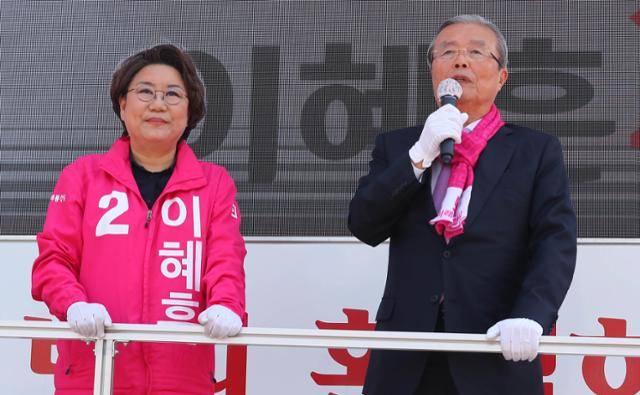 2020년 4월 김종인 당시 미래통합당 총괄선대위원장이 서울 동대문구 장안빌딩 앞에서 열린 제21대 총선 서울 동대문구을 이혜훈 미래통합당 후보자 지원유세에서 이혜훈 후보자의 지지를 호소하고 있다. 뉴시스