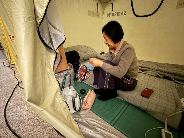 23일 심씨가 전남 무안국제공항 유가족 셸터에 있는 자신의 텐트에서 출근 준비를 하고 있다. 무안=허유정 기자