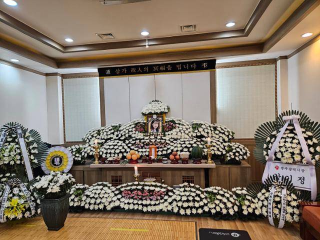 고 김형은씨의 장례식장에 놓인 영정. 사고 이후 한동안 멈춰 있던 심씨의 비공개 온라인 카페에는 올해 1월 5일, 딸의 마지막 모습이 담긴 이 사진이 올라왔다. 심씨 제공