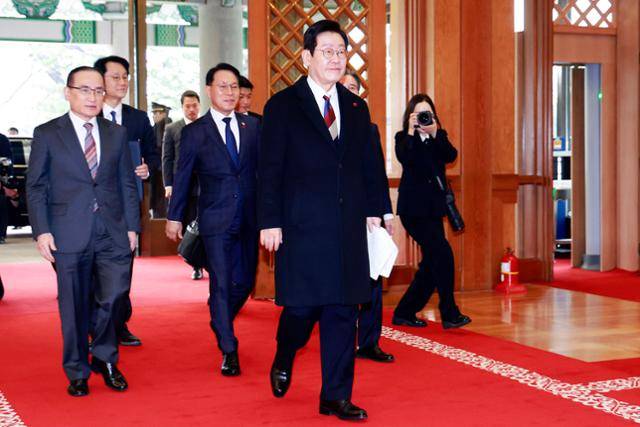 이재명 대통령이 29일 청와대에서 공식 근무를 시작했다. 이 대통령이 청와대 본관에 도착해 위성락 안보실장, 김용범 정책실장, 황인권 대통령경호처장, 권혁기 의전비서관 등과 입장했다. 왕태석 선임기자