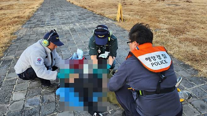 오늘(29일) 낮 서귀포시 마라도 자리덕 방파제 인근에서 바다로 추락한 50대 낚시객이 헬기를 통해 이송되는 모습 (서귀포해양경찰서 제공)