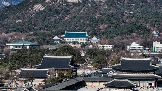 이재명 정부가 용산 대통령실을 떠나 청와대로 복귀한다. 2022년 5월 윤석열 정부 출범과 함께 시작된 용산 시대는 3년 7개월 만에 막을 내리게 됐다. 이달 중순부터 진행해 온 청와대 이전 작업은 28일까지 마무리될 예정이다. 대통령실은 29일 오전 0시를 기해 대통령실 명칭을 청와대로 변경한다고 밝혔다. 사진은 25일 드론으로 촬영한 청와대 전경. 김종호 기자