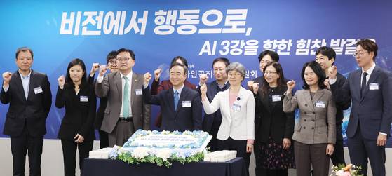 15일 오후 서울 중구 서울스퀘어에서 열린 국가인공지능전략위원회 출범 100일 기자간담회에서 임문영 부위원장과 참석자들이 기념촬영을 하고 있다. 연합뉴스