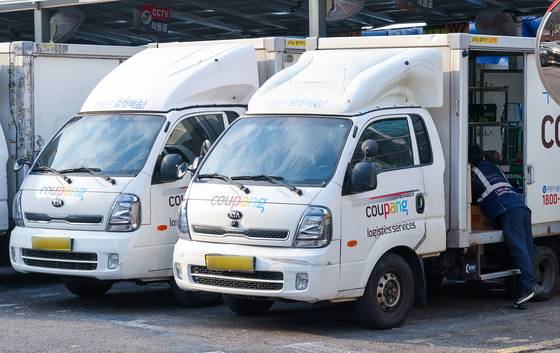 지난 28일 서울 시내 한 쿠팡 물류센터 앞에서 관계자가 물류상자를 적재하고 있다. 우상조 기자