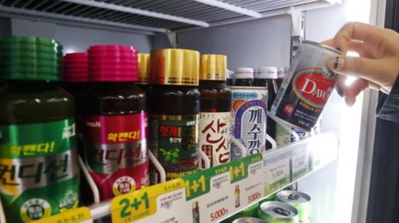 편의점에서 한 손님이 숙취해소제를 살펴보고 있다. 연합뉴스