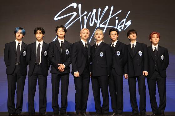 그룹 스트레이 키즈가 써클차트 연간 앨범 차트 1위에 처음으로 이름을 올리고 '음반킹' 자리에 앉았다. 2016년부터 2022년까지 7년 연속 써클차트 연간 앨범 1위에 오른 방탄소년단에 이어 세븐틴이 2023년, 2024년을 차지한 바 있다. 연합뉴스