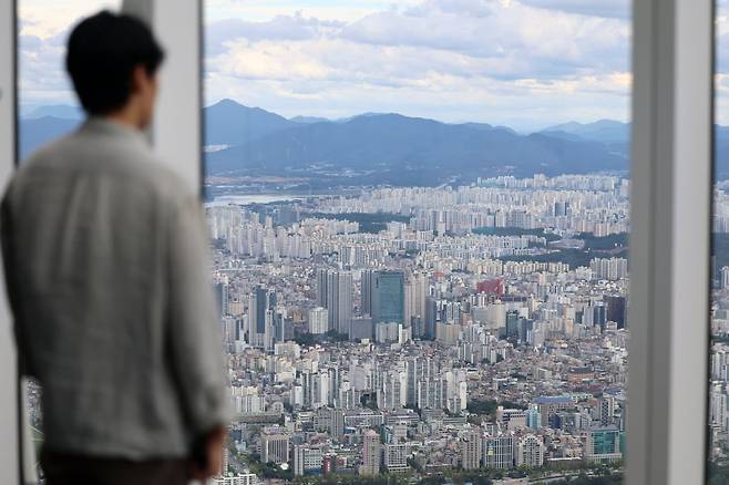 서울 송파구 롯데월드타워에서 바라본 아파트 단지. 사진=뉴스1