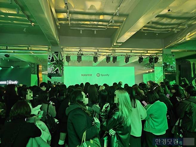 2030 네이버플러스멤버십 가입자들이 지난 22일 네이버X스포티파이 팝업스토어 스페셜 파티에 참여해 공연을 즐기고 있다. 사진=박수빈 기자