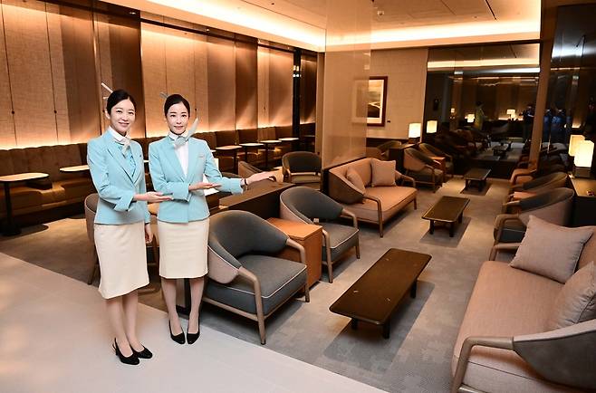 지난 8월 인천국제공항 제2터미널에서 열린 대한항공 신규 라운지 오픈 행사에서 직원들이 라운지를 소개하고 있다. 공항사진기자단