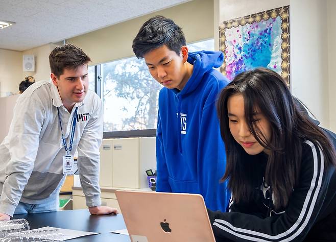 Korea International School students participate in a class held in collaboration with the Massachusetts Institute of Technology. (KIS)