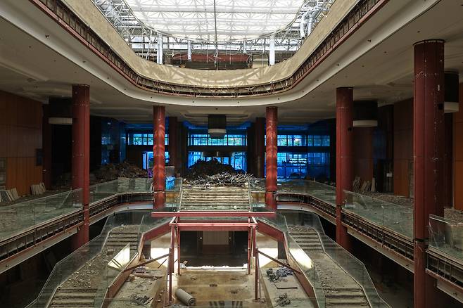 The grand atrium of the Hilton Seoul, seen as demolition work proceeds. [KIM BONG-RYEOL]