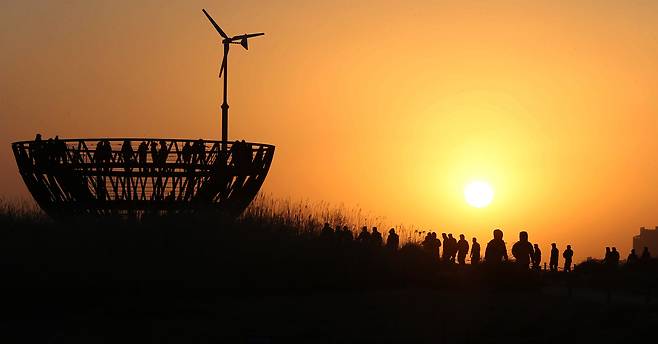 People watch the sunrise and make wishes at Haneul Park in Mapo District, western Seoul, on Jan. 1, 2015.[JOONGANG ILBO]
