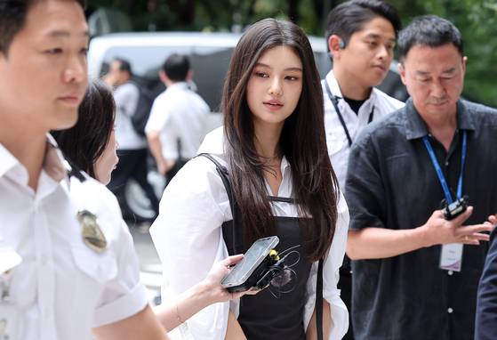Danielle of NewJeans attends a hearing at the Seoul Central District Court in Seocho District, southern Seoul, on March 7. [NEWS1]