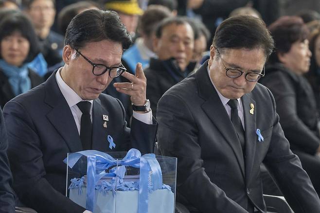 Prime Minister Kim Min-seok, left, and National Assembly Speaker Woo Won-shik attend a memorial service for the Jeju Air disaster at Muan International Airport in Muan County, South Jeolla on Dec. 29. [JOINT PRESS CORPS]