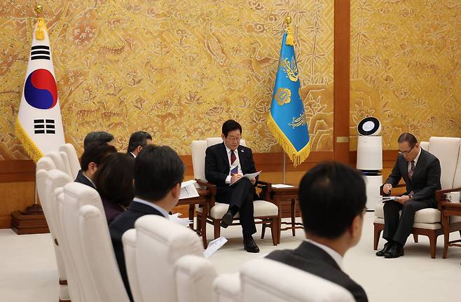 President Lee Jae Myung, center, holds a meeting with senior aides at the Blue House compound in central Seoul on Dec. 29, after the relocation of the presidential office. [JOINT PRESS CORPS]