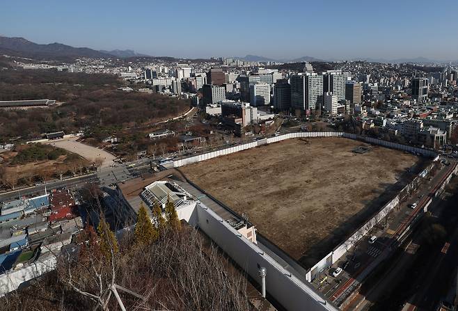 Jongmyo Shrine and the nearby Sewoon District 4 redevelopment site are seen in Seoul on Dec. 12. [YONHAP]