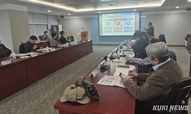 충남도는 29일 도청 소회의실에서 전상욱 해양수산국장 등이 참석한 가운데, ‘충남도 스마트팜 특화항만 조성을 위한 연구용역 최종보고회’를 개최했다.&nbsp;