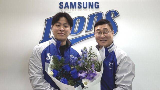 삼성 라이온즈 강민호(왼쪽)가 28일 개인 네 번째 자유계약선수(FA) 계약을 체결한 뒤, 이종열 삼성 단장과 기념 사진을 찍고 있다. 삼성 제공