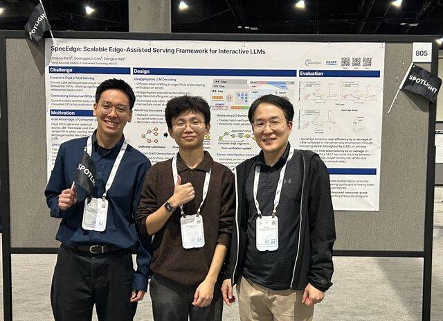 데이터센터 외부의 소비자급 그래픽처리장치(GPU)를 활용해 대형언어모델(LLM) 인프라 비용을 낮추는 ‘스펙엣지’ 기술을 개발한 한국과학기술원(KAIST) 전기및전자공학부 한동수 교수 연구팀이 기념촬영을 하고 있다. 왼쪽부터 박진우 박사, 조승근 석사과정, 한 교수. KAIST 제공