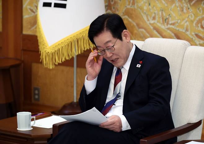 이재명 대통령이 청와대로 첫 출근한 29일 참모진과 차담을 하고 있다. 연합뉴스