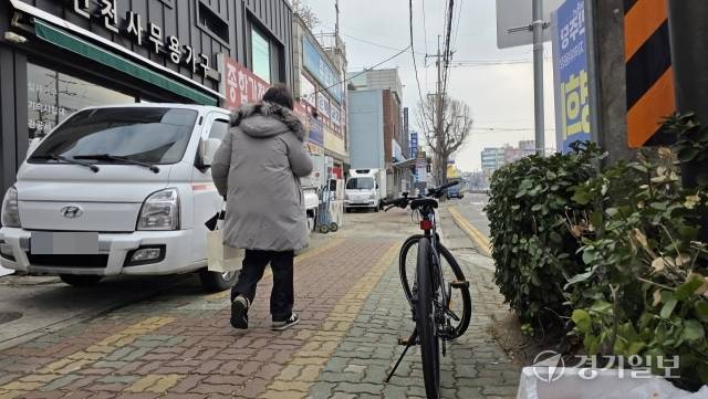 28일 오후 인천 미추홀구 용일초등학교 건너편 인천시가 지정한 자전거겸용도로에는 인도와 자전거도로가 분리되어 있지 않아 좁은 통로를 지날 때 접촉 사고가 생길 위험이 크다. 장민재 기자