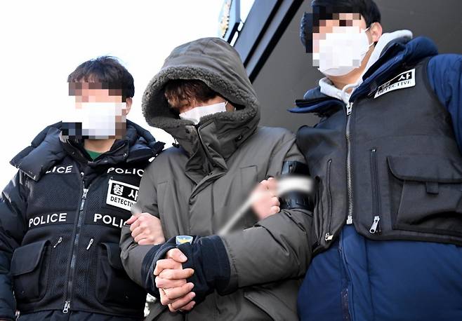 택시기사와 집주인을 잔인하게 살해하고 시신을 유기한 혐의로 구속된 이기영이 2023년 1월4일 오전 경기 고양시 일산동부경찰서에서 검찰로 송치되고 있다. /사진=뉴스1