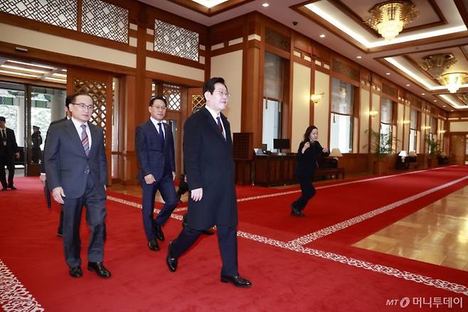 [서울=뉴시스] 최동준 기자 = 이재명 대통령이 29일 청와대로 첫 출근하고 있다.  대통령의 청와대 복귀는 2022년 5월 이후 3년 7개월 만이다. 2025.12.29. photocdj@newsis.com /사진=최동준