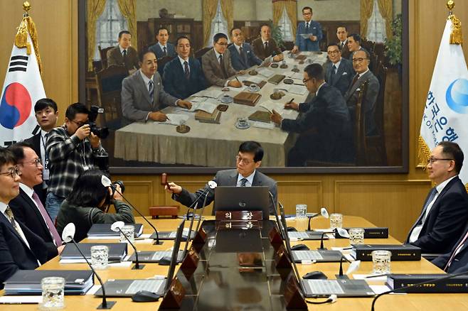 이창용 한국은행 총재가 지난 11월27일 오전 서울 중구 한국은행 본관에서 열린 금융통화위원회 본회의에서 의사봉을 두드리고 있다./사진=뉴시스