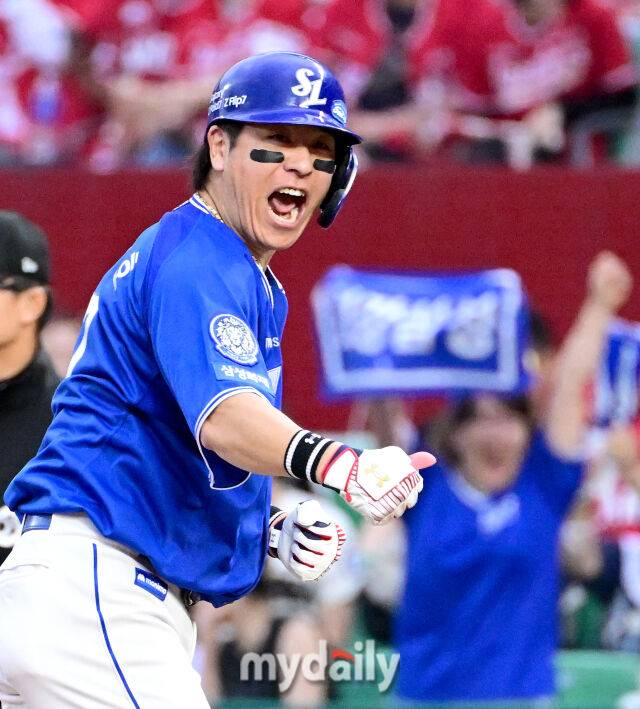 2025년 10월 11일 오후 인천 SSG랜더스필드에서 열린 '2025 신한 SOL Bank KBO 포스트시즌' 삼성 라이온즈와 SSG 랜더스의 준플레이오프 2차전 경기삼성 강민호가 9회초 1사 2루서 1타점 동점 적시타를 친 뒤 포효하고 있다./마이데일리