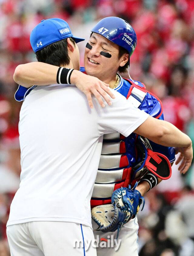 2025년 10월 9일 인천 SSG랜더스필드에서 '2025 신한 SOL뱅크 KBO리그 준플레이오프' 1차전 삼성-SSG의 경기.삼성이 SSG를 상대로 5-2로 승리한 뒤 강민호 포수와 이호성이 포옹을 하고 있다.이호성은 8회말 2사 만루에서 고명준을 내야 땅볼로 잡았다./마이데일리