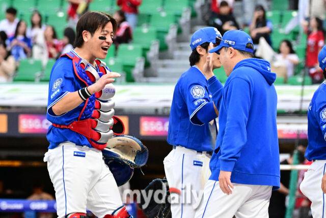 2025년 10월 9일 인천 SSG랜더스필드에서 '2025 신한 SOL뱅크 KBO리그 준플레이오프' 1차전 삼성-SSG의 경기. 삼성이 SSG를 상대로 5-2로 승리한 뒤 강민호 포수와 박진만 감독이 기뻐하고 있다./마이데일리