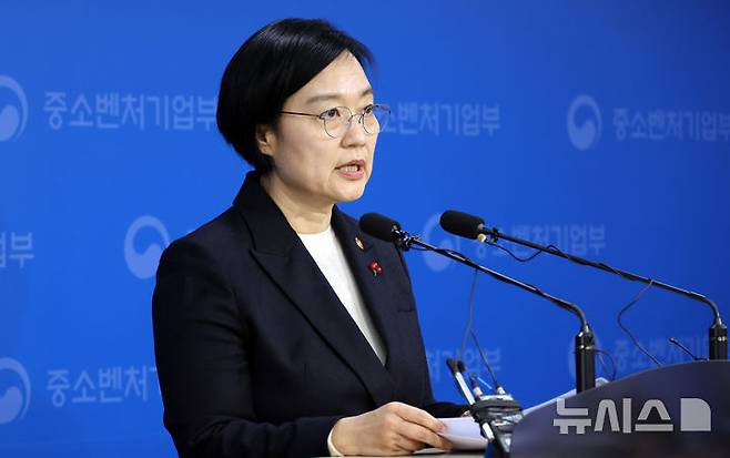 [세종=뉴시스] 강종민 기자 = 한성숙 중소벤처기업부 장관이 지난 17일 세종시 정부세종청사에서 2026년 주요 업무계획을 발표하고 있다. 2025.12.29. ppkjm@newsis.com