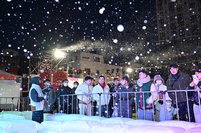 [울산=뉴시스] 구미현 기자 = 제19회 울산 중구 성남동 눈꽃축제 열리고 있는 27일 김영길 중구청장이 축제현장을 방문해 축제를 즐기는 시민들과 사진을 찍으며 즐거운 시간을 보내고 있다. (사진=울산시 중구 제공) 2025.12.29. photo@newsis.com *재판매 및 DB 금지