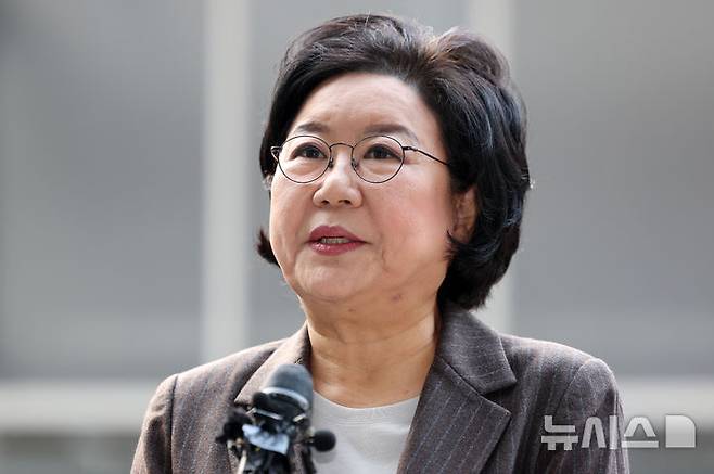 [서울=뉴시스] 조성우 기자 = 이혜훈 기획예산처 장관 후보자가 29일 오전 서울 중구 예금보험공사에 마련된 인사청문회 준비 사무실로 출근하며 지명 소감을 밝히고 있다. 2025.12.29. xconfind@newsis.com