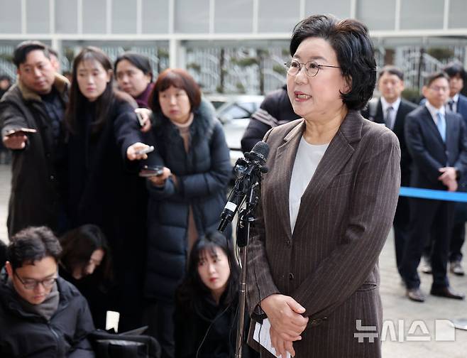 [서울=뉴시스] 조성우 기자 = 이혜훈 기획예산처 장관 후보자가 29일 오전 서울 중구 예금보험공사에 마련된 인사청문회 준비 사무실로 출근하며 지명 소감을 밝히고 있다. 2025.12.29. xconfind@newsis.com