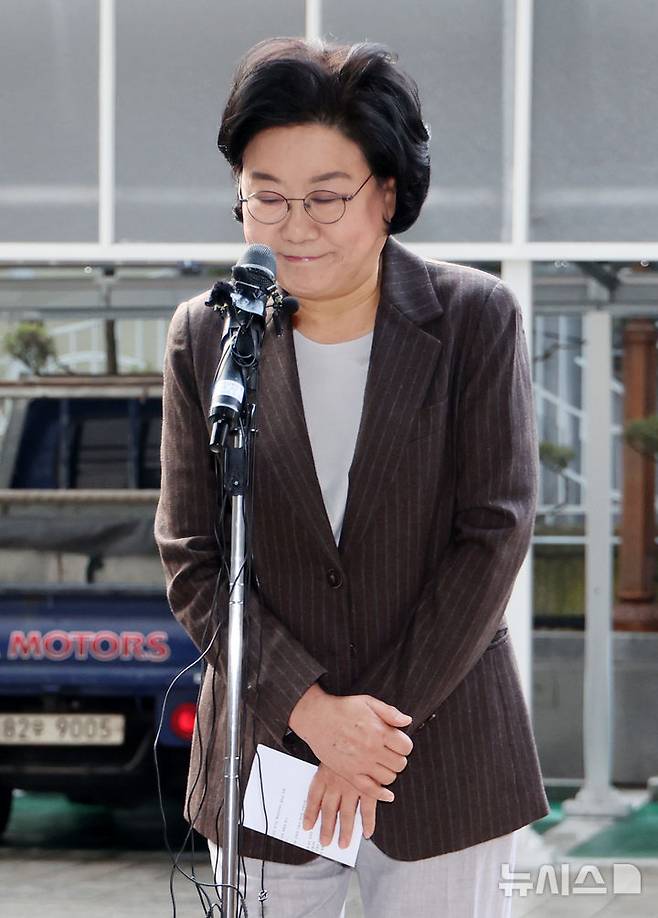 [서울=뉴시스] 조성우 기자 = 이혜훈 기획예산처 장관 후보자가 29일 오전 서울 중구 예금보험공사에 마련된 인사청문회 준비 사무실로 출근하며 지명 소감을 밝한 뒤 인사하고 있다. 2025.12.29. xconfind@newsis.com