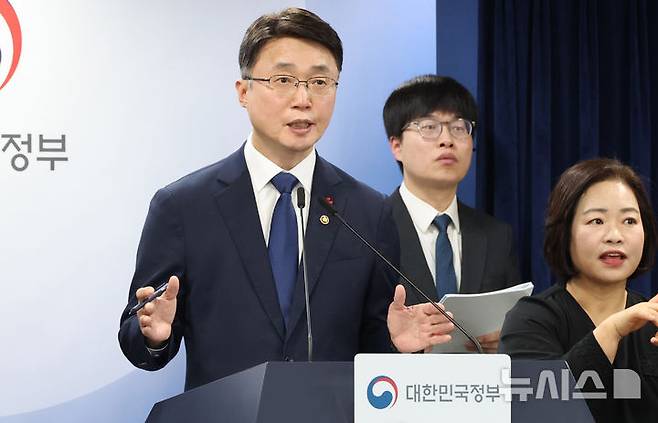 [서울=뉴시스] 추상철 기자 = 류제명 과학기술정보통신부 제2차관이 29일 오후 서울 종로구 정부서울청사에서 열린 'KT-LGU+ 침해사고 조사 결과 발표' 관련 브리핑에서 취재진의 질문에 답변하고 있다. 2025.12.29. scchoo@newsis.com