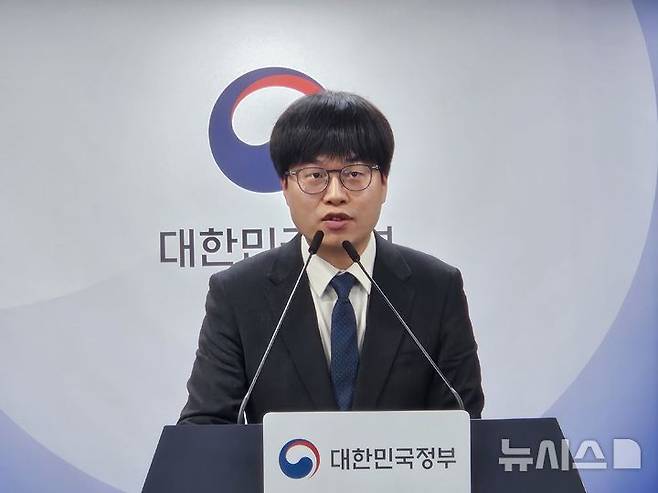 [서울=뉴시스] 박은비 기자 = 최광기 과학기술정보통신부 사이버침해대응과장이 29일 정부서울청사에서 KT, LG유플러스 침해사고에 대한 민관합동조사단의 조사 결과를 발표하고 있다. 2025.12.29. silverline@newsis.com