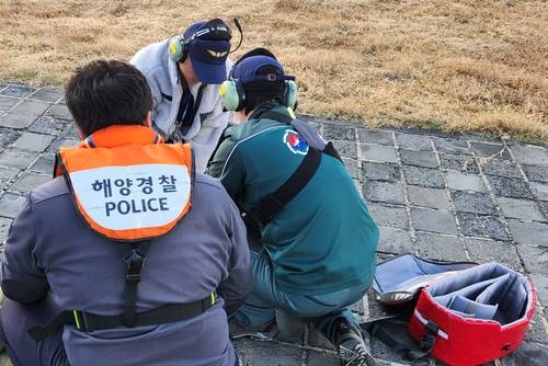 29일 익수자 응급처치 중인 해경 [연합뉴스]