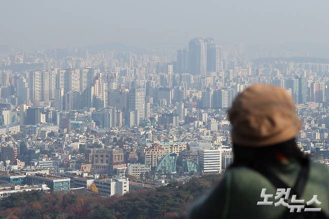 서울 중구 남산에서 바라본 아파트 단지의 모습. 류영주 기자