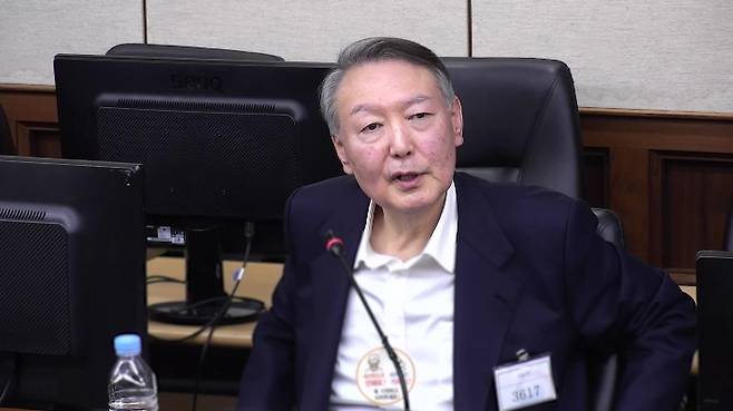 윤석열 전 대통령이 26일 오후 서울 서초구 서울중앙지법에서 열린 특수공무집행방해, 직권남용 권리행사방해 등 혐의 사건의 결심 공판에서 최후 진술을 하고 있다. 연합뉴스