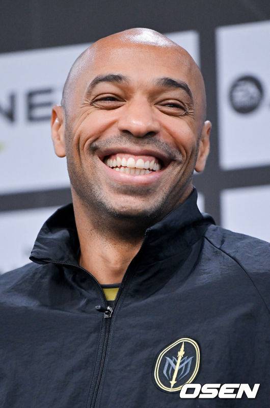 [OSEN=서울월드컵경기장, 박준형 기자] 19일 오후 서울월드컵경기장에서 ‘2024 넥슨 아이콘매치(이하 ‘아이콘 매치’)’ 이벤트 매치가 진행됐다.19일과 20일 양일간 서울월드컵경기장에서 열리는 아이콘 매치는 넥슨 축구 게임&nbsp;'FC&nbsp;온라인'과&nbsp;'FC&nbsp;모바일'에서 은퇴한 전설적인 선수들로 구성된 '아이콘 클래스'에 속한 은퇴 선수들이 한국 경기장에 모이는 이색 경기다. 공격수로만 구성된&nbsp;'FC&nbsp;스피어' 팀과 수비수로만 구성된 '실드 유나이티드' 팀이 '창과 방패'를 콘셉트로 대결을 펼쳐 공격수와 수비수 중 어느 포지션이 더 훌륭한지 판가름한다.미디어데이 인터뷰에서 FC스피어(공격수팀) 티에리 앙리 감독이 미소 짓고 있다.   2024.10.19 / soul1014@osen.co.kr