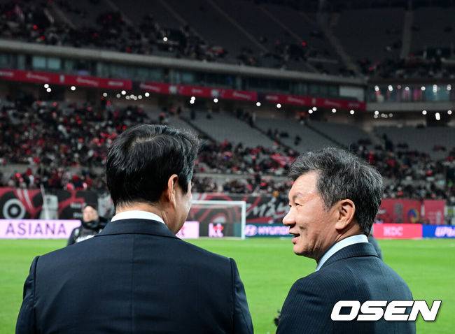 [OSEN=서울월드컵경기장, 지형준 기자] 홍명보 감독이 이끄는 한국 축구대표팀이 18일 오후 8시 서울월드컵경기장에서 열린 11월 A매치 두 번째 친선경기에서 '아프리카 강호' 가나를 상대로 1-0 승리했다.내달 2026 국제축구연맹(FIFA) 북중미 월드컵 조 추첨을 앞두고 열리는 마지막 평가전이었다. 한국은 가나까지 잡아내면서 사상 최초로 월드컵 포트 2를 확정하게 됐다. 이로써 대표팀은 홍명보 감독이 부임한 뒤 처음으로 A매치 2연전에서 나란히 승리를 거두게 됐다.정몽규 대한축구협회장이 경기에 앞서 그라운드에서 선수 입장을 기다리고 있다. 2025.11.18 /jpnews@osen.co.kr