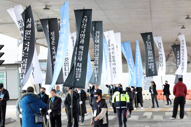 ▲12·29 제주항공 여객기 참사 1주기를 하루 앞둔 28일 전남 무안국제공항에서 유가족들이 세월호, 이태원 참사 유족과 함께 진상규명을 촉구하는 행진을 펼치고 있다. ⓒ연합뉴스