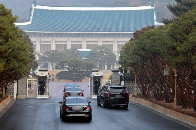 ▲이재명 대통령의 출근 차량 행렬이 29일 청와대 본관으로 들어서고 있다. 대통령의 청와대 복귀는 2022년 5월 이후 3년 7개월 만이다. ⓒ연합뉴스