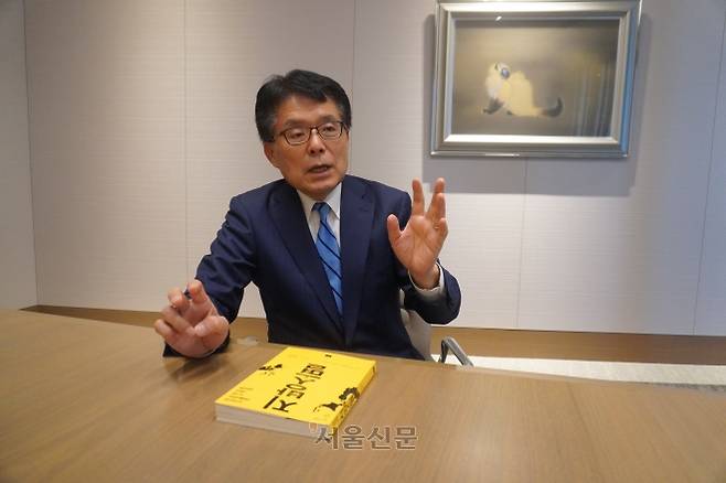 마스다 히로야 전 일본 총무상이 지난 18일 도쿄 오테마치에서 서울신문과 인터뷰를 하고 있다. 그는 인구 감소의 위기를 경고하면서도 “지방이라고 해서 모두 같은 것은 아니다. 낡은 방식이 허용돼선 안 된다는 인식이 자리 잡은 곳에서는 실제 변화가 나타나고 있다”고 말했다. 그가 언급한 ‘낡은 방식’은 지방이라는 이유로 낮은 기준과 불리한 조건이 용인돼 온 노동·조직·생활·인식 구조를 가리킨다.