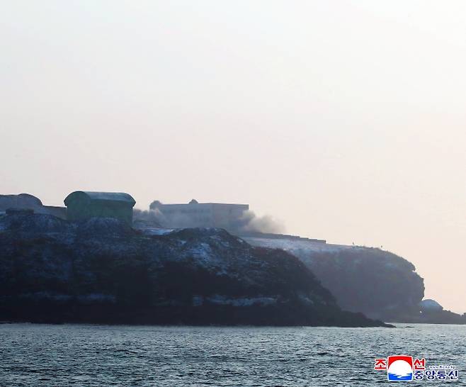 북한이 28일 서해상에서 장거리 전략순항미사일 발사 훈련을 실시했다고 조선중앙통신이 29일 보도했다. 사진은 순항미사일이 표적 건물을 타격한 뒤 연기가 확산되는 모습. 연합뉴스