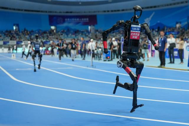 중국에서 휴머노이드 로봇 달리기 경주가 펼쳐지고 있다. 신화연합뉴스