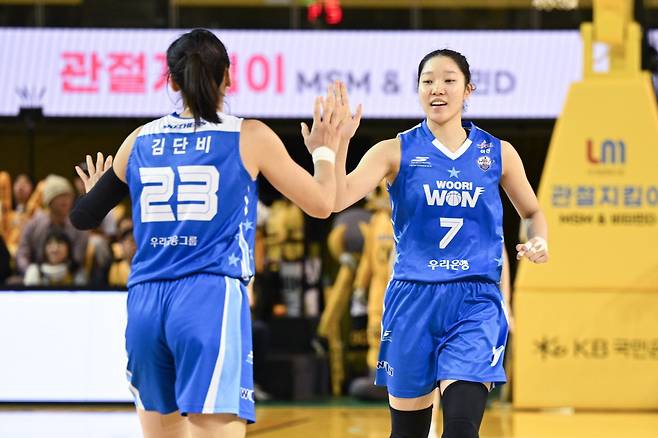 우리은행 이민지(오른쪽)가 27일 청주체육관에서 열린 KB스타즈전에서 WKBL 역대 2위인 9개의 3점슛 포함 29점을 올리며 팀의 68-66 승리를 이끌었고 전환점을 마련했다. 사진제공|WKBL